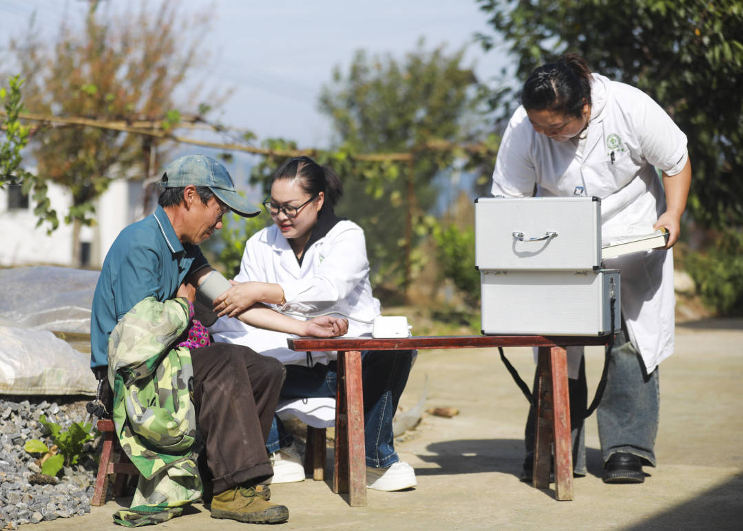 黔西五里鄉(xiāng) “家庭醫(yī)生”送診到家，健康咨詢暖人心